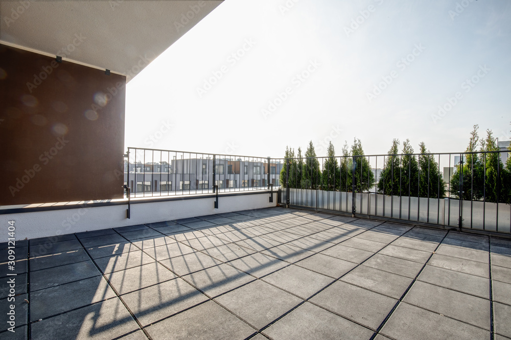 Abgedichtete und geflieste Dachterrasse mit Geländer