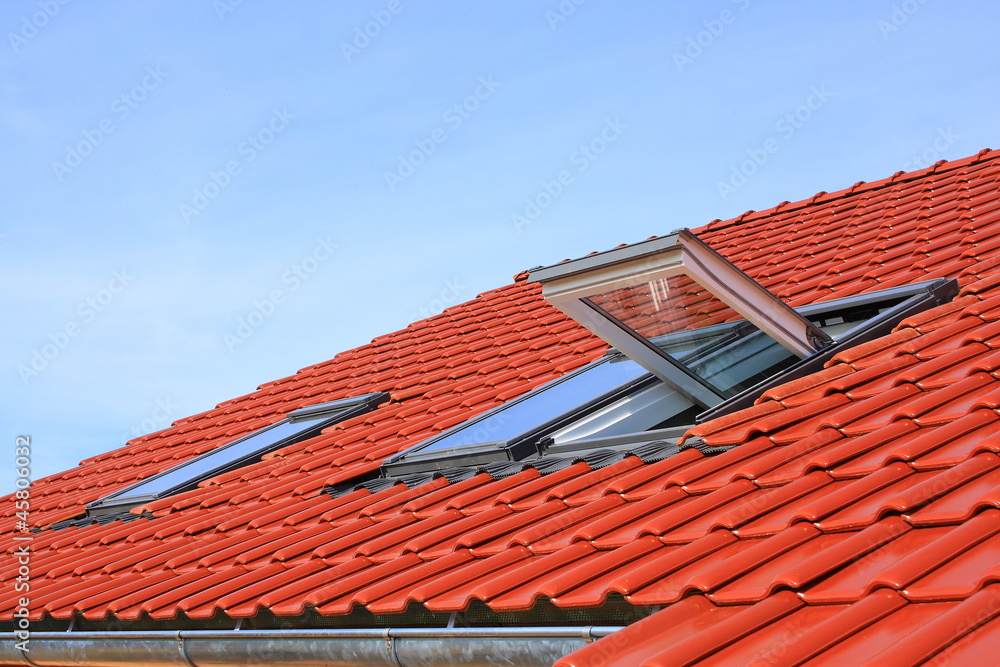 Geöffnetes Wohnraumdachfenster in einer roten Ziegeldachfläche
