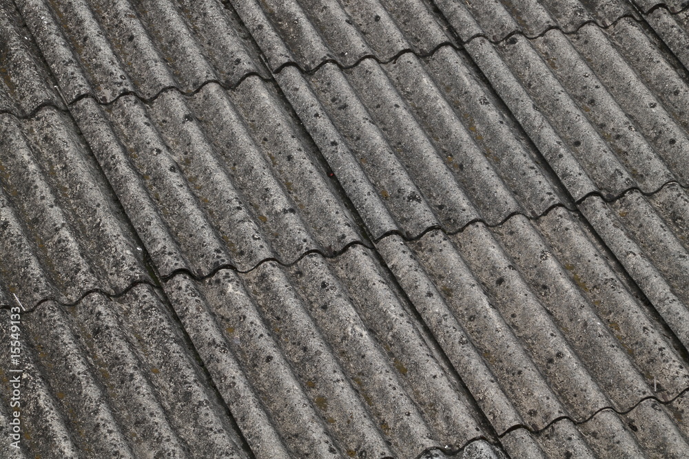 Dachfläche mit grauen Betondachsteinen