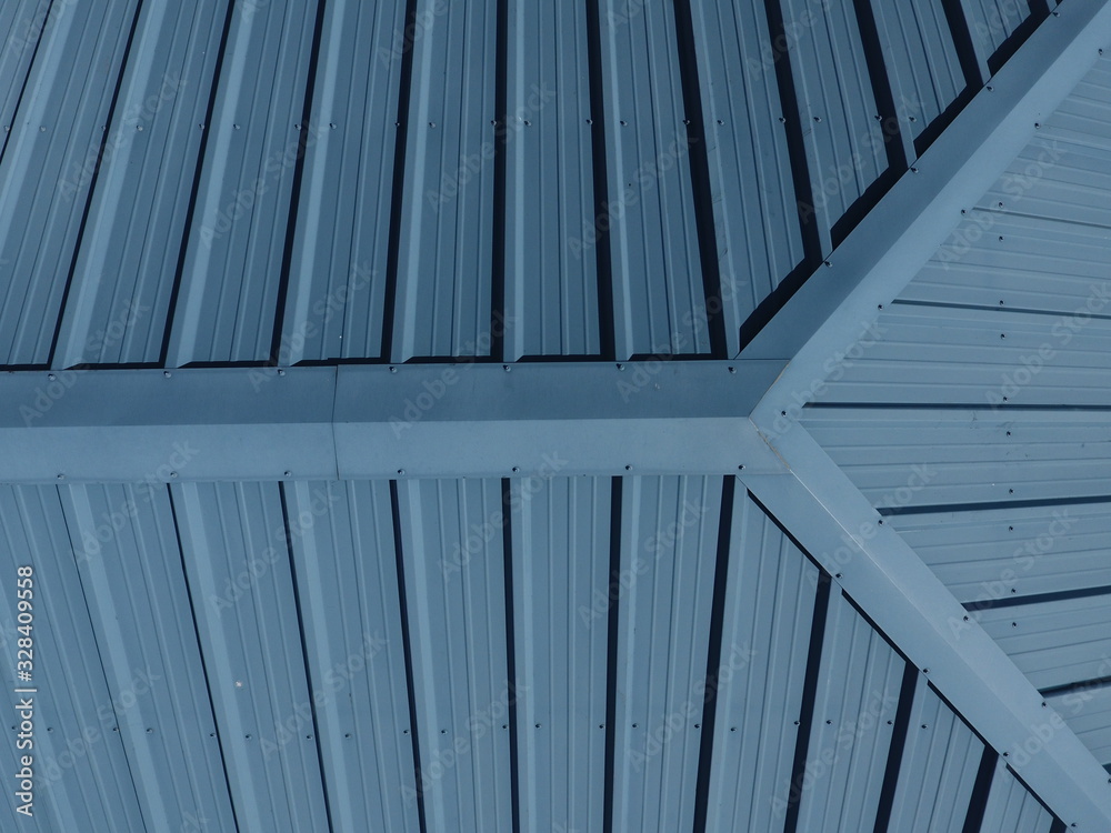 Metalldach mit Stehfalzdeckung in Blaugrau